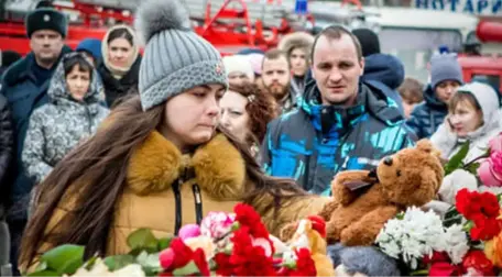 Rusya'da Halk, İhmal Sebebiyle 67 Kişiye Mezar Olan AVM Yangınını Protesto Etmek İçin Sokaklarda