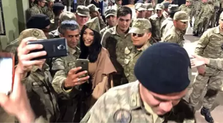 Mehmetçik'ten Hande Yener'e Yoğun İlgi! Bol Bol Fotoğraf Çektirdi