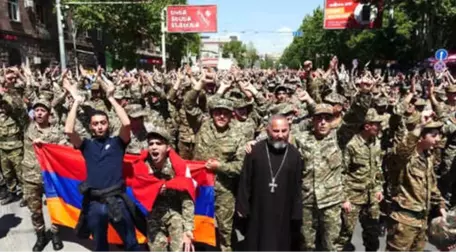 Ordu Sokağa İndi, Ermenistan Başbakanı Sarkisyan İstifa Etti