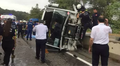 Antalya'da Otel Personelini Taşıyan Midibüs Devrildi: 3 Ölü, 15 Yaralı