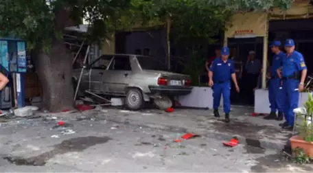 İzmir'de Korkunç Kaza! Otomobil Kahvehaneye Girdi: 2 Ölü