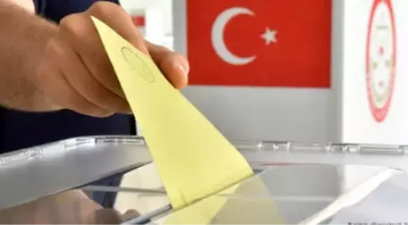 Sandık Görevlisi Mükerrer Oy Kullanmaya Çalışırken Suçüstü Yakalandı