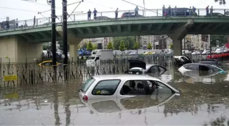 Son Dakika! Meteoroloji, İstanbul'un Dört İlçesini Sel Baskınlarına Karşı Uyardı