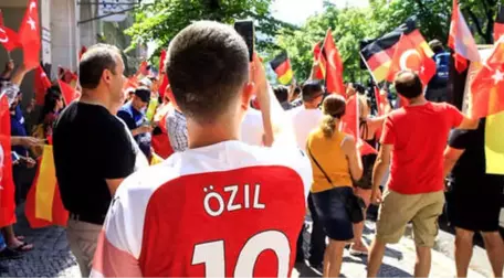 Almanya'da Yaşayan Türkler, Mesut Özil İçin Sokaklara Döküldü