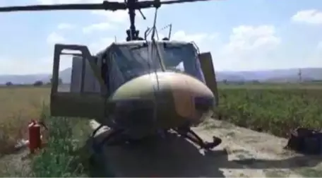 Tarlaya Zorunlu İniş Yapan Helikopteri Gören Köylüler, Yemeklerini Askerlerle Paylaştı