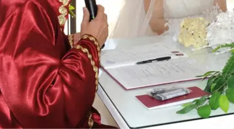 Gelinin Kelime Oyununa Bozulan Nikah Memuru, Masadan Kalktı