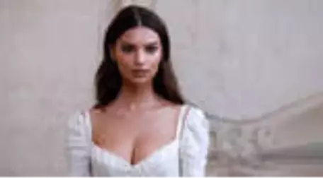 Ünlü Oyuncu Emily Ratajkowski, Banyo Pozlarıyla Sosyal Medyayı Salladı