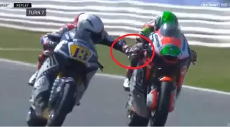 Moto2'de Romano Fenati, Rakibin Frenini Sıktı