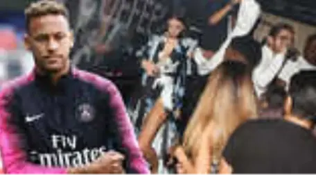 Futbolcu Neymar'ın Sevgilisi Bruna Marquezine, Derin Yırtmaçlı Elbisesiyle Katıldığı Defileye Damga Vurdu