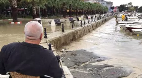 Kuvvetli Yağış, Silivri Sahilinde Sele Yol Açtı