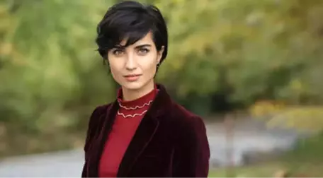 Emmy Ödülleri'nde Tuba Büyüküstün Rüzgarı! Kıyafetiyle Geceye Damga Vurdu