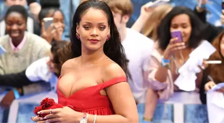 Rihanna, Kozmetik Markasına Verdiği Adı Kullanan Babasını Mahkemeye Verdi