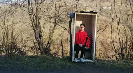 Karadeniz'de Bir Baba, Kızı Dolmuş Beklerken Üşümesin Diye Dolaptan Durak Yaptı