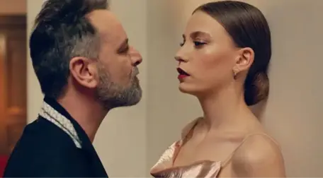 Ozan Güven, Serenay Sarıkaya ile Sette Çektirdiği Bornozlu Fotoğrafını Paylaştı