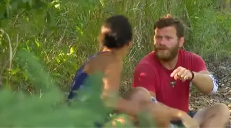 Survivor'da Yarışan Sabriye Şengül, Tartıştığı Okay'ın Yüzüne Tükürdü