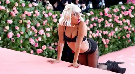 Dünyaca Ünlü Şarkıcı Lady Gaga, MET Gala'da Giydiği Kıyafetlerle Olay OIdu