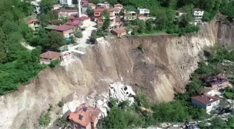 Heyelanın Vurduğu Mahallede Tahliye İşlemi Başladı, Vatandaşlar Evlerini Boşaltırken Gözyaşlarına Boğuldu