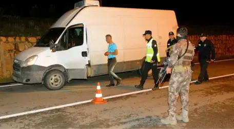 Maskeli Hırsızlar, Ünlü İş Adamı ve Eşini Rehin Alıp Evini Soydu