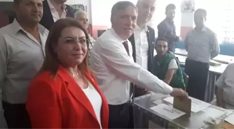 Honaz'da seçimi kazanan CHP'li Yüksel Kepenek, gözyaşlarını tutamadı