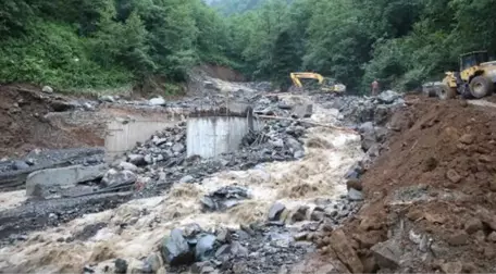 Trabzon'daki sel felaketinde ölü sayısı 3'ye yükseldi, 7 kişiyi arama çalışmaları sürüyor