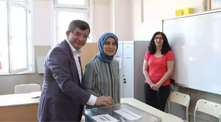 Oyunu kullanan eski Başbakan Ahmet Davutoğlu'ndan basın mensuplarına jest