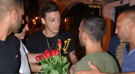 Mesut Özil'den seyyar çiçek satıcılarına tepki