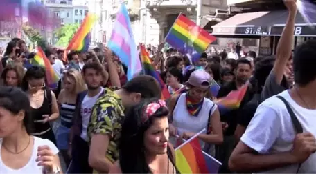 Taksim'deki Onur Yürüyüşü'ne polis plastik mermiyle müdahale etti!