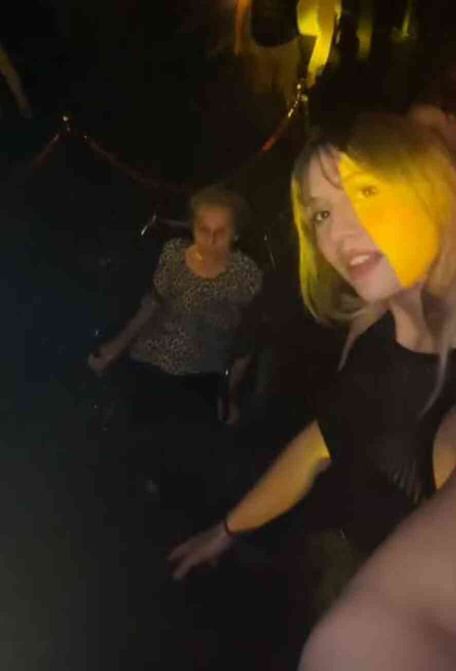 TikTok hesabından paylaştığı görüntü olay oldu! Tekerlekli sandalyedeki büyükannesini gece kulübüne götürdü