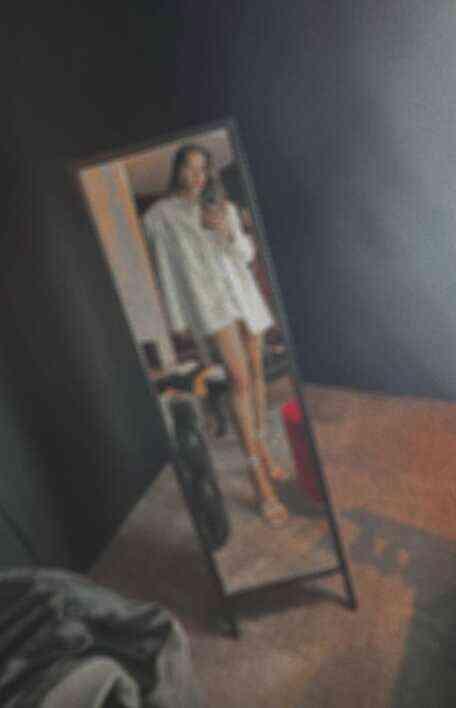 Katıldığı davette kimse Hande Baladın'dan gözlerini alamadı! Beyaz mini elbisesiyle herkesi büyüledi