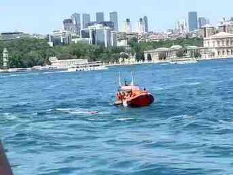 Boğazın ortasında korku dolu anlar! Vapurdan düşen yolcu son anda kurtarıldı