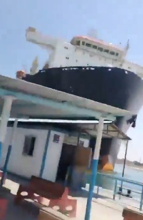 Süveyş Kanalı'nda korku dolu anlar: Dev yük gemisi limana çarptı!