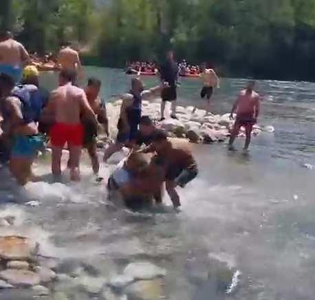 Rafting merkezinde 'can yeleği giyme' kavgası: Tekme, yumruk ve kürekler havada uçuştu