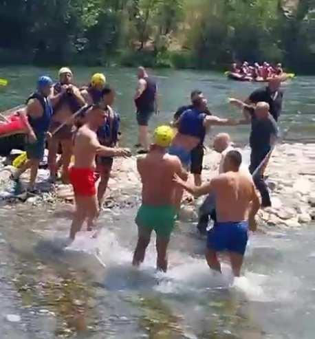 Rafting merkezinde 'can yeleği giyme' kavgası: Tekme, yumruk ve kürekler havada uçuştu