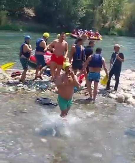 Rafting merkezinde 'can yeleği giyme' kavgası: Tekme, yumruk ve kürekler havada uçuştu