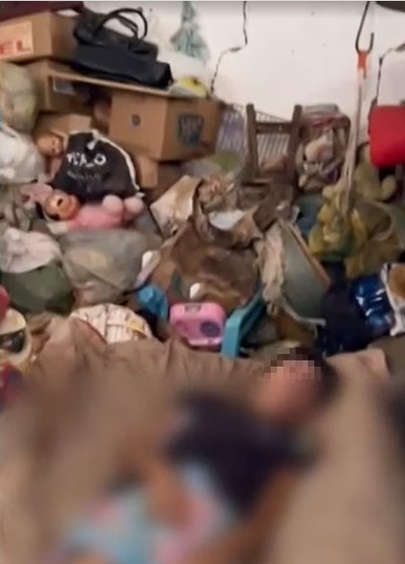 İki kız Kardeş, babaları tarafından zincire bağlanıp istismar edildi