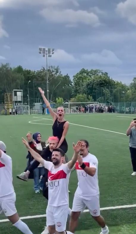 Kubilay Aka Moskova'da galip geldi! Zaferi sevgilisini omzuna alarak kutladı