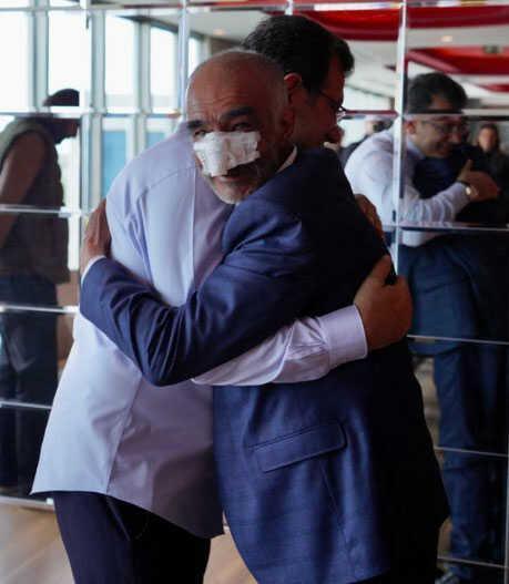 İmamoğlu, Erzurum'daki mitingde yaşanan taşlı saldırıda yaralanan vatandaşlarla buluştu