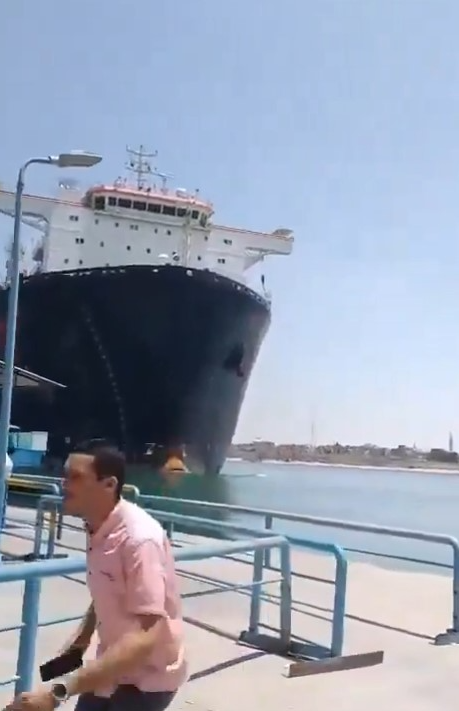 Süveyş Kanalı'nda korku dolu anlar: Dev yük gemisi limana çarptı!