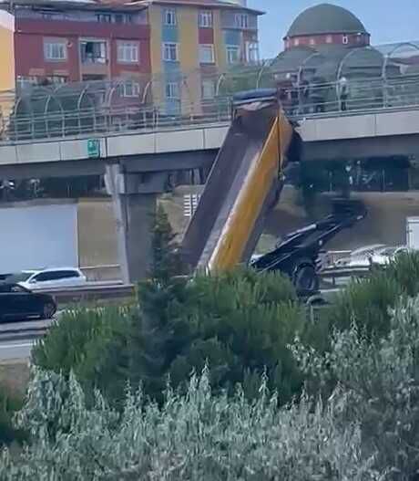 İstanbul Sultanbeyli'de Hafriyat Kamyonu Üst Geçide Çarptı