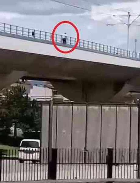 Raylar üzerinde ölüme yolculuk! Hiçbir şey olmamış gibi metroya binip gitti