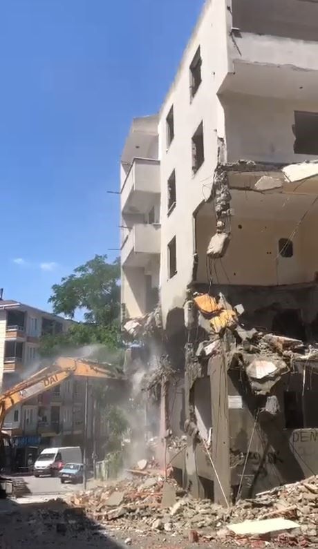 Yıkımı yapılan bina, kepçenin müdahalesiyle yola çöktü