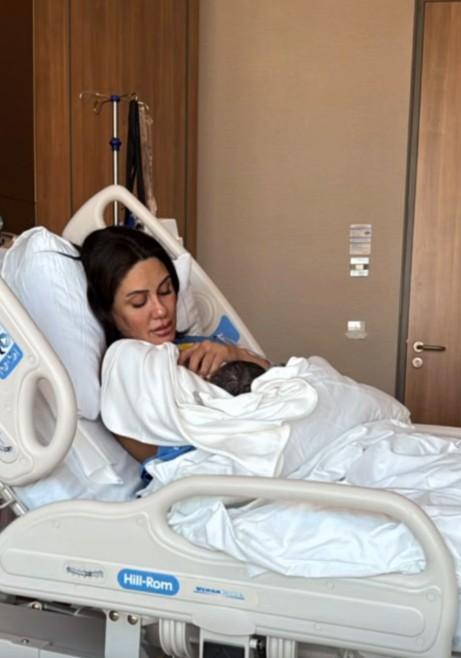 Sahra Işık ve İdris Aybirdi çiftinin ilk çocukları dünyaya geldi