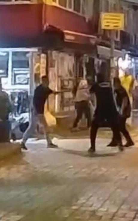 Polis kendisine bıçak çeken şahsı böyle etkisiz hale getirdi