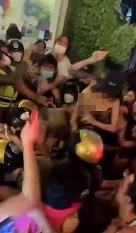 Bangkok'ta transseksüel kavgası: Yüzlerce trans birey, izinsiz çalışan translara saldırdı