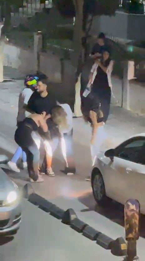 Manisa'da Genç Kızlar Arasında Sokak Kavgası