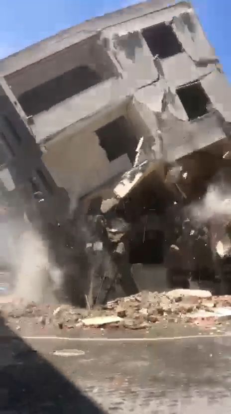 Yıkımı yapılan bina, kepçenin müdahalesiyle yola çöktü