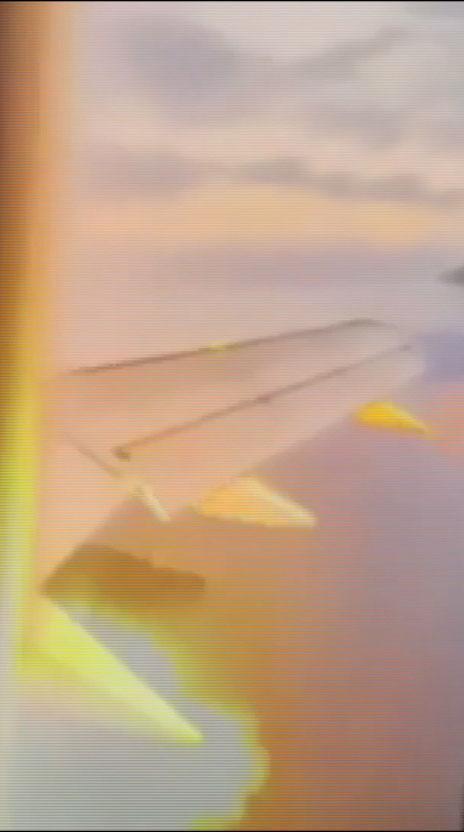 Yolcu uçağının motoru kalkıştan sonra alev aldı