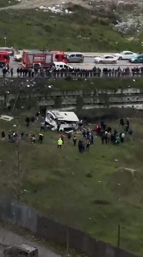 Esenyurt'ta 4 kişinin hayatını kaybettiği, işçi servisinin devrilme anı kamerada