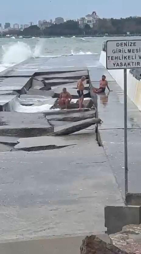 Korku filmi gibi! Lodos uyarısını hiçe sayan yüzücüleri dev dalgalar vurdu