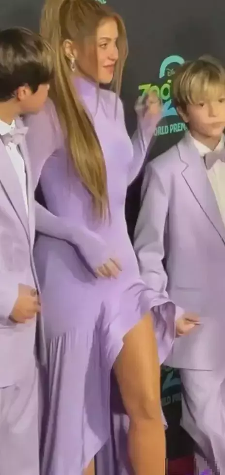 شکیرا در جشن اکران فیلم جدیدش شوکه شد! پسرانش در کنارش بودند که ناگهان آمدند و به دامنش چسبیدند